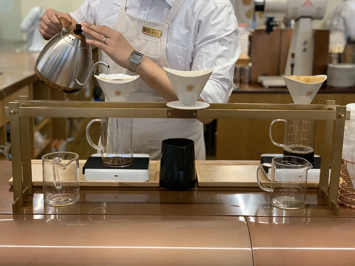 Interno del caffè Onhwa a Seoul, con sedie luminose ed eleganti