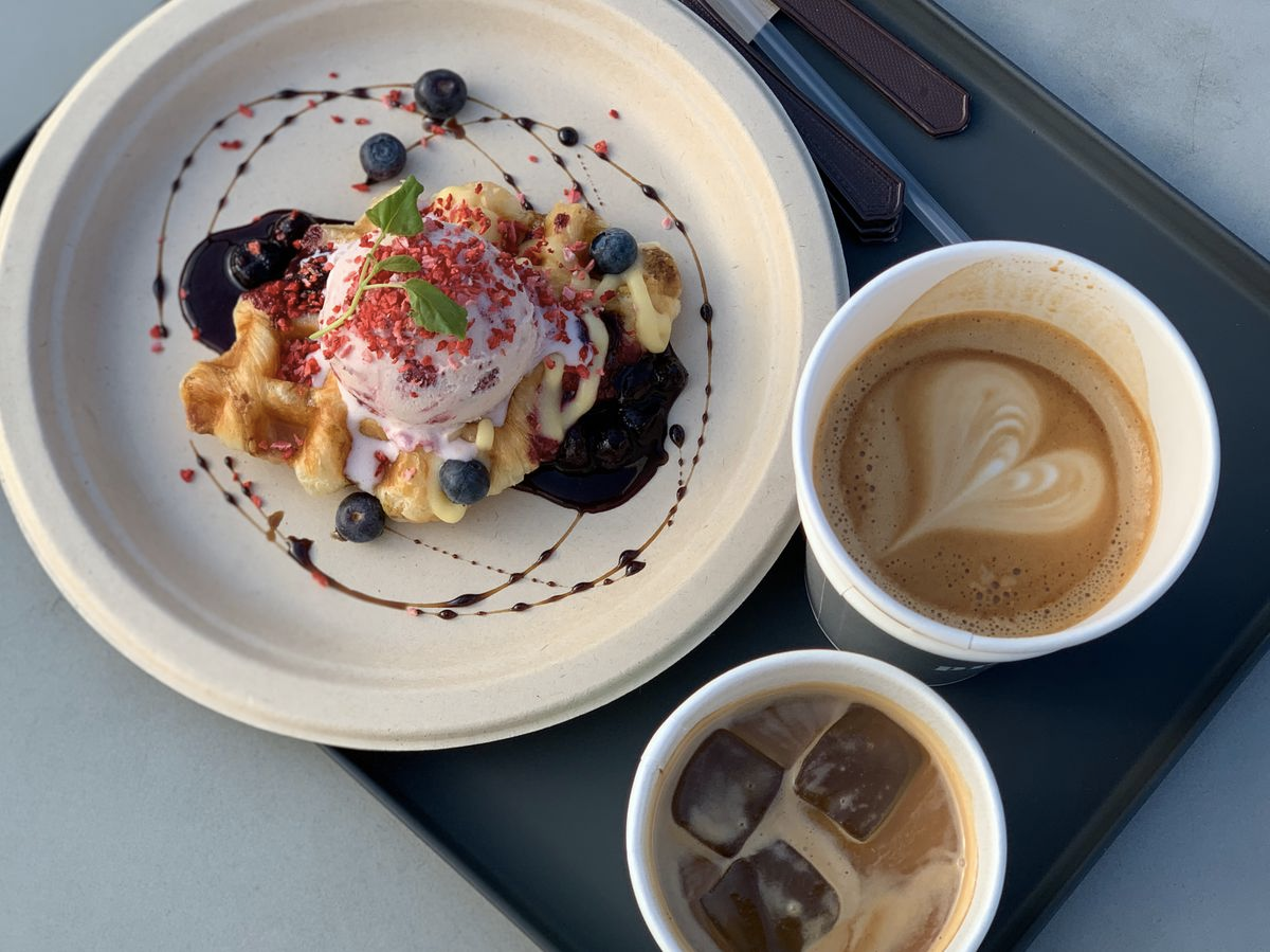 Crowaffle ai berries e caffè serviti a Pres Coffee a Seoul