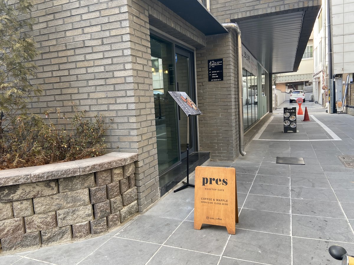 Ingresso di Pres Coffee a Seoul, noto per il suo interni artistici
