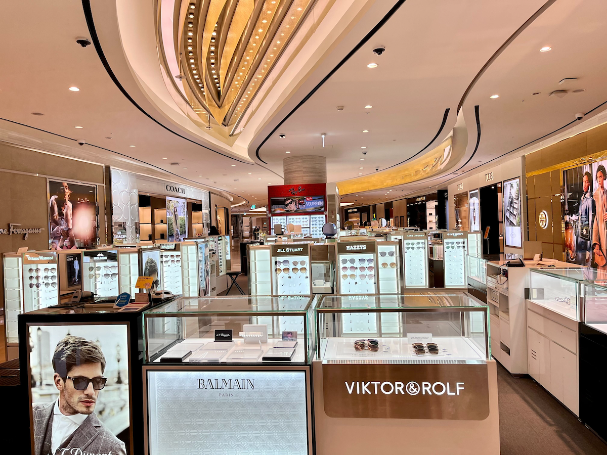 Interno del Lotte Duty Free, con esposizioni di marchi di lusso a Seoul, Corea del Sud.
