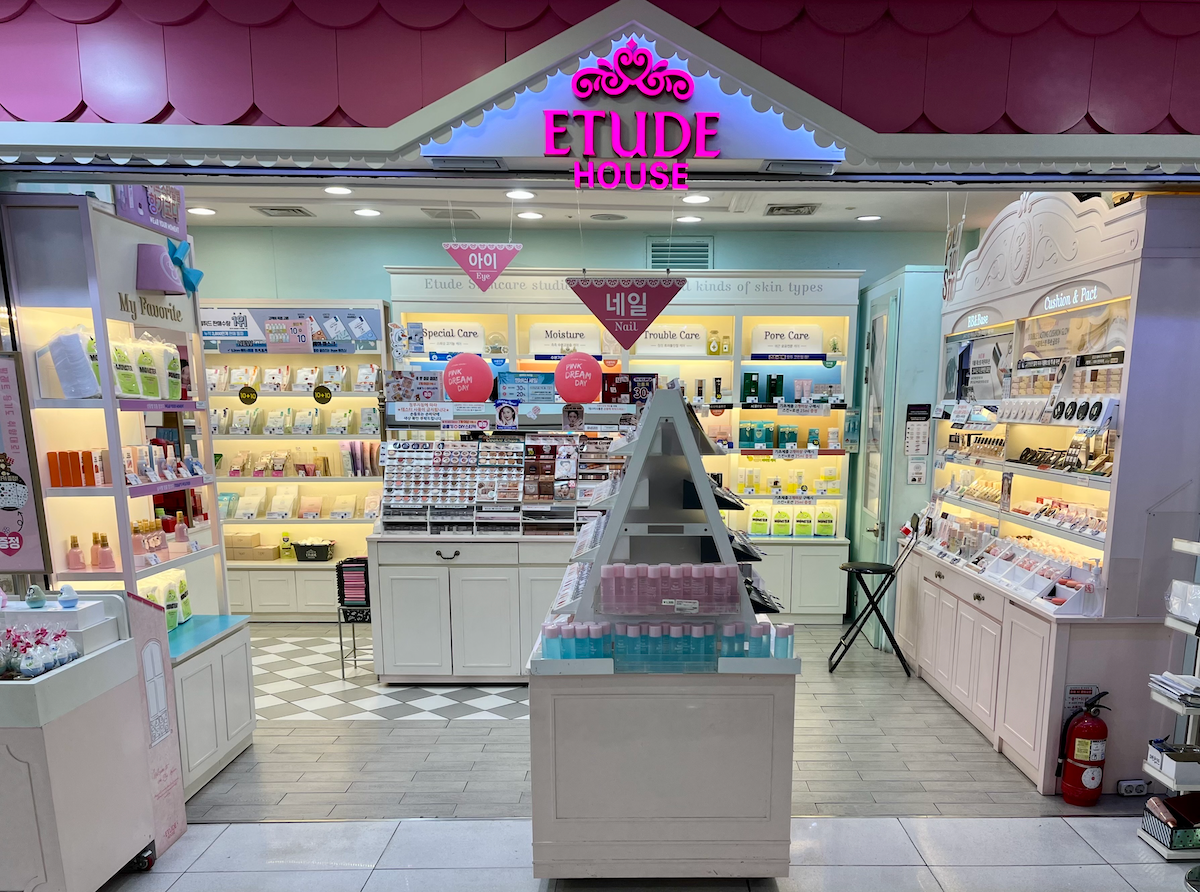 Negozio Etude House al Jamsil Station Underground Shopping Center, specializzato in k-beauty, Seoul.