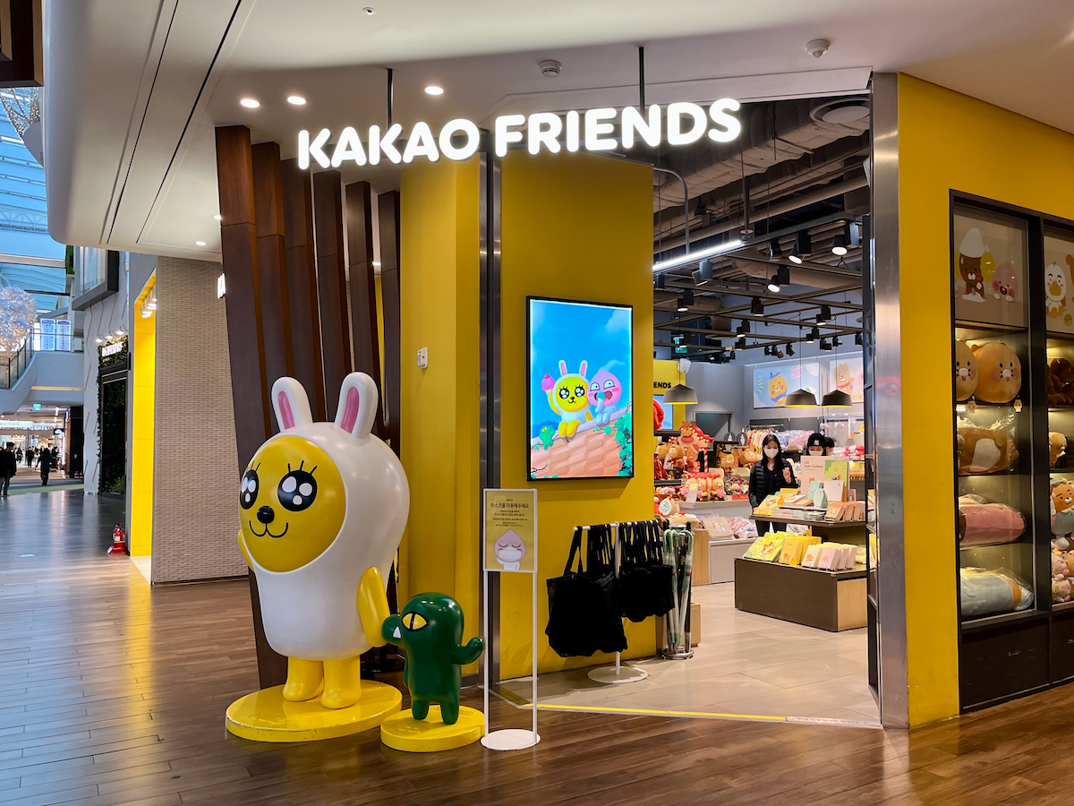 Entrata del Kakao Friends Store nel Lotte World Mall a Seoul, presentando personaggi popolari di Kakao.