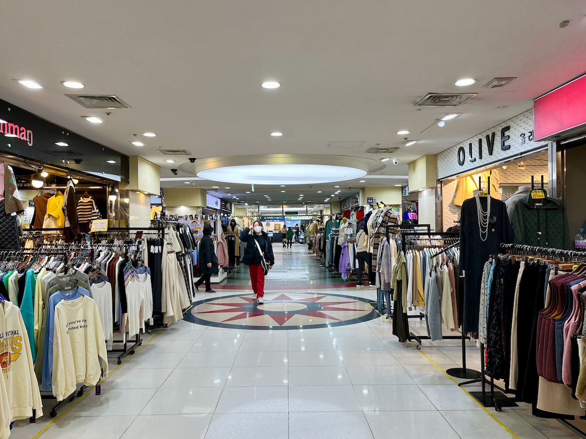 Tunnel commerciale sotterraneo della Jamsil Station con vari negozi di moda a Seoul.