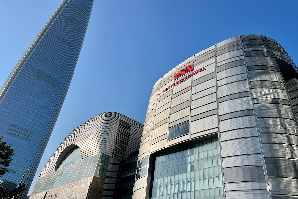 Vista esterna del Lotte World Mall a Jamsil con il moderno design architettonico degli edifici a Seoul.