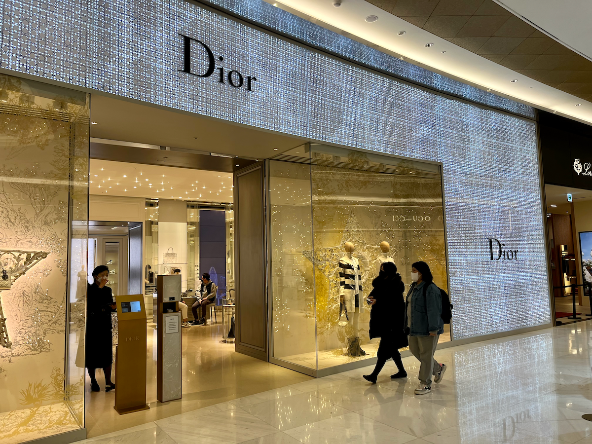 Vetrine scintillanti del negozio Dior nel centro commerciale Avenuel a Seoul, Corea del Sud.