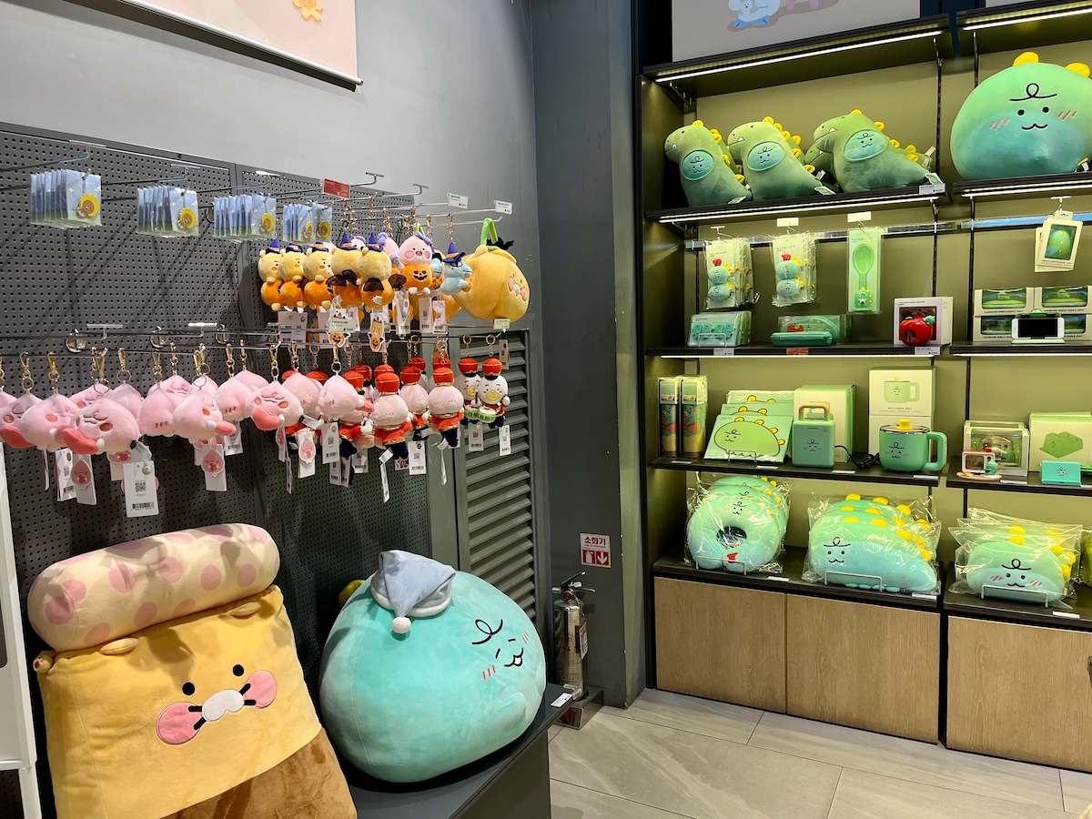 Pupazzi e gadget dei Kakao Friends nel Lotte World Mall, Seoul, ideali per souvenir.