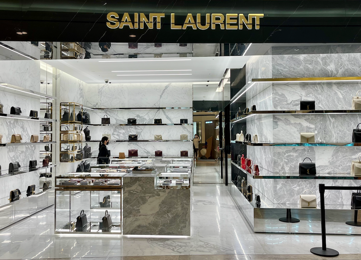 Interno del negozio Saint Laurent nel Lotte Duty Free di Seoul, evidenziando borse di lusso.
