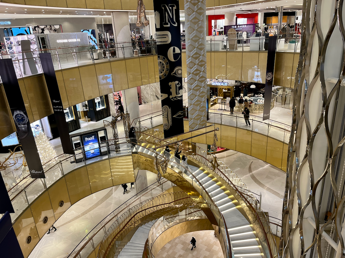 Design lussuoso e scala a chiocciola dorata all'interno del negozio Avenuel a Seoul.