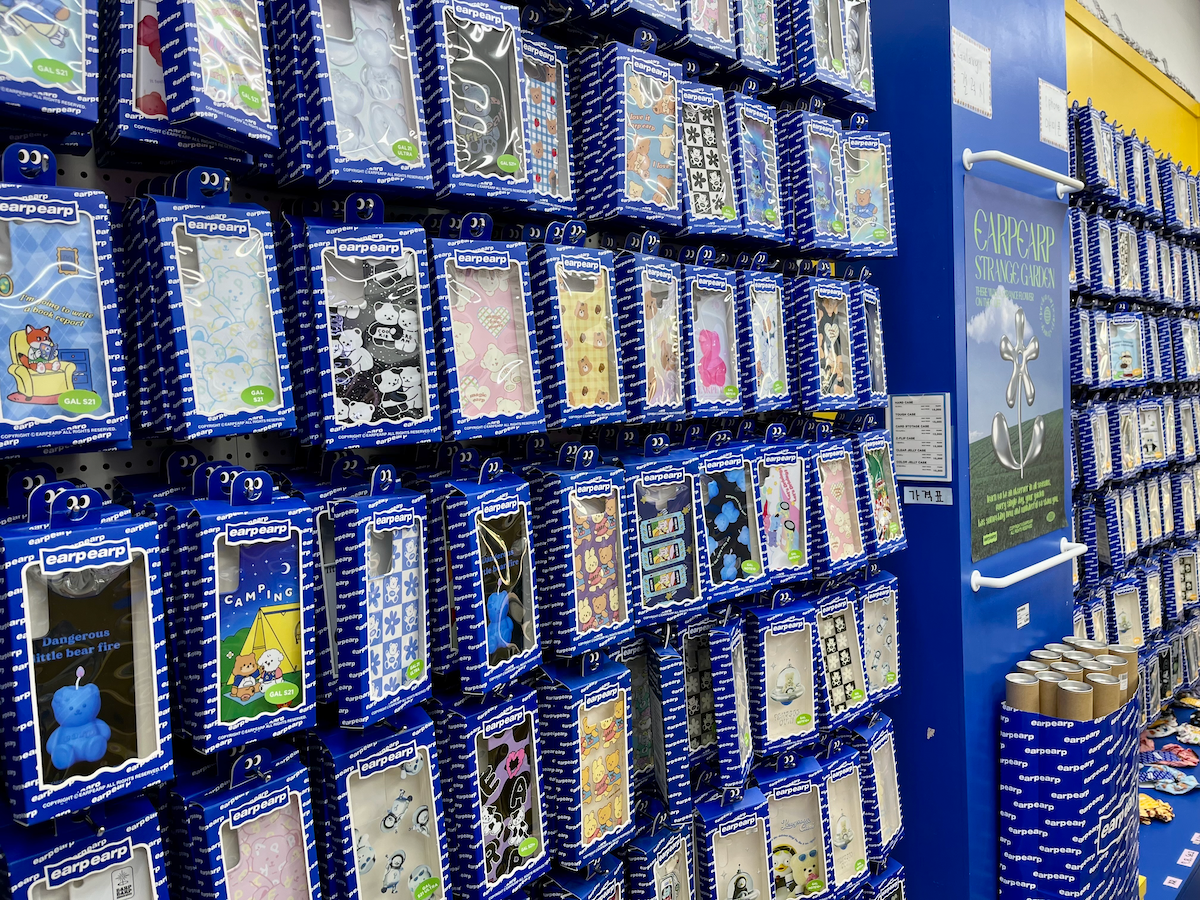 Varietà di custodie per smartphone disponibili al negozio earpearp, Seoul, con vari design creativi.