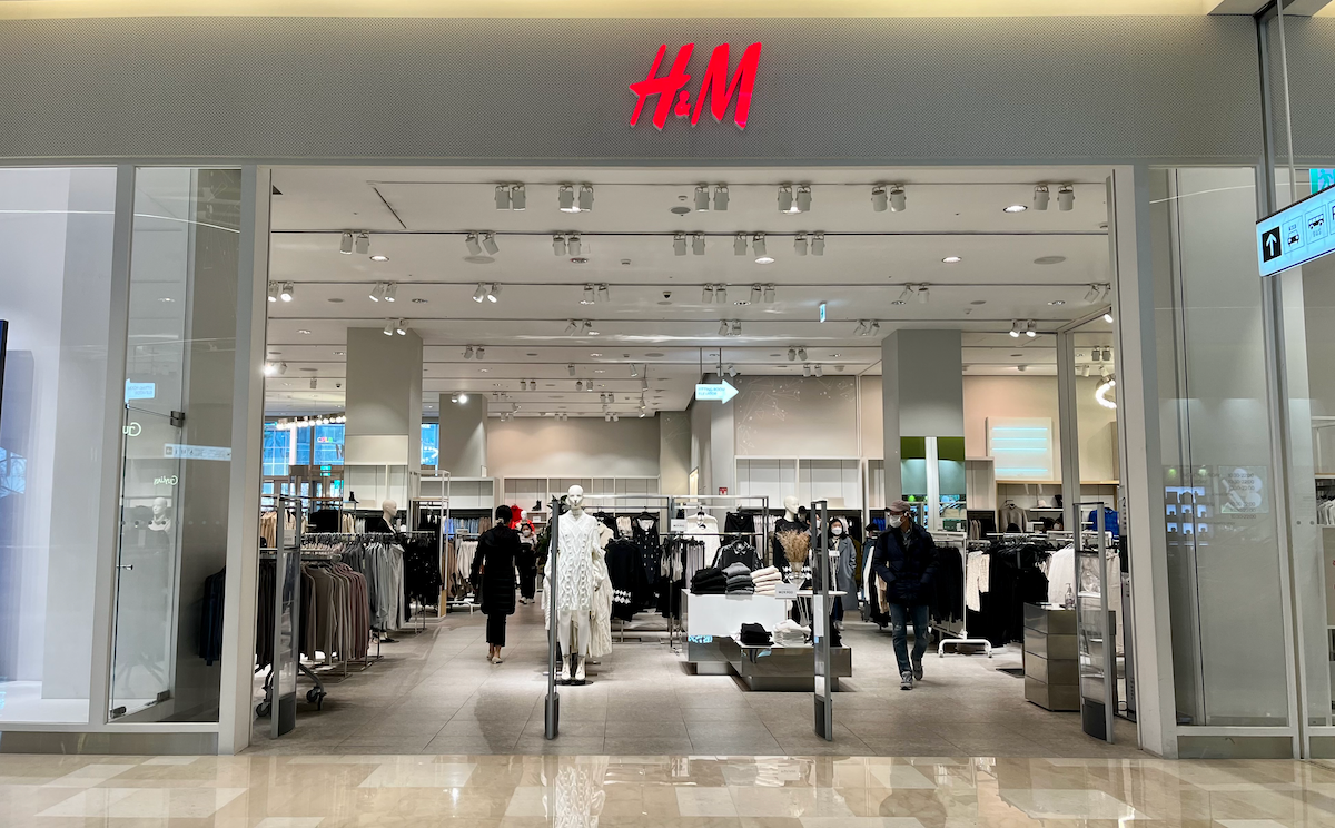 Entrata del negozio H&M al Lotte World Mall, dettagli di moda disponibili a Seoul, Corea del Sud.