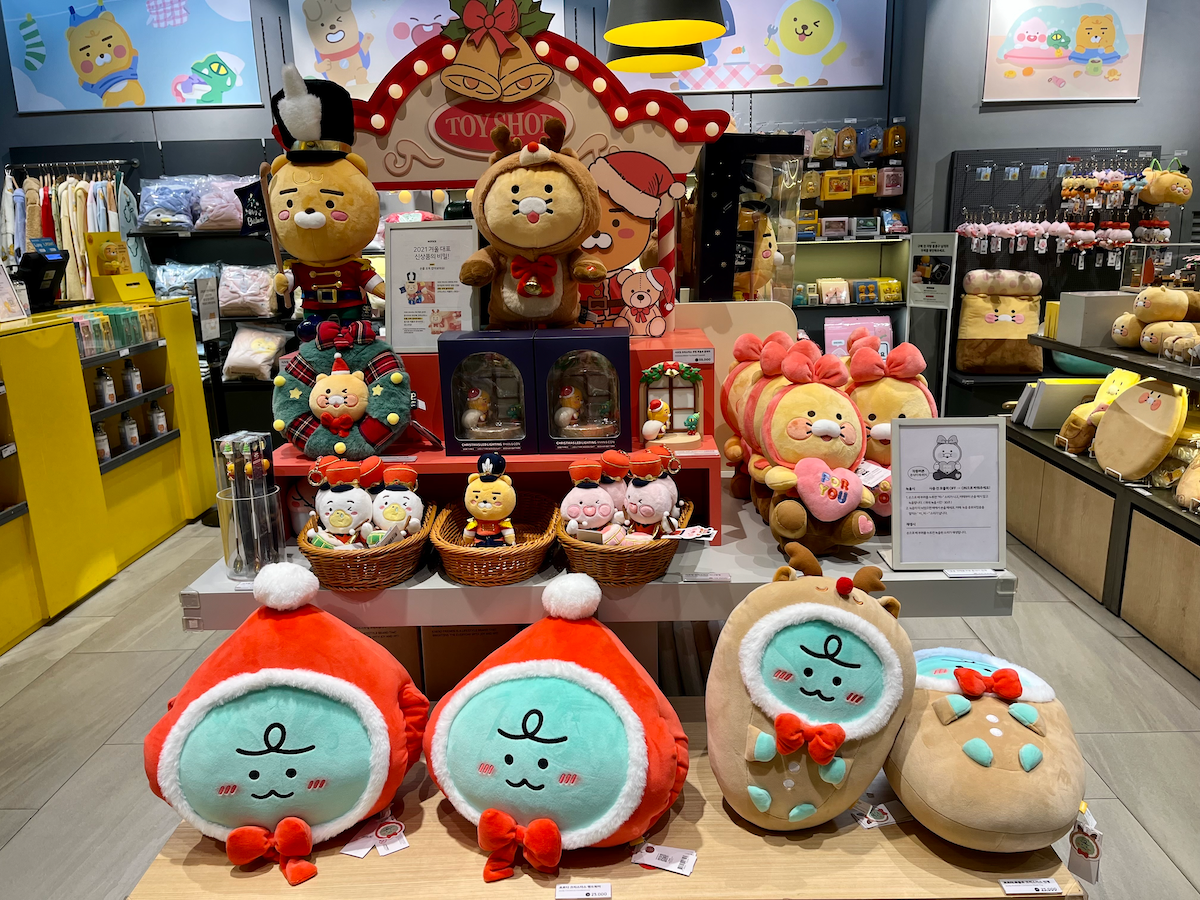 Prodotti di Natale dei Kakao Friends al Lotte World Mall, Seoul, colorati e giocosi.
