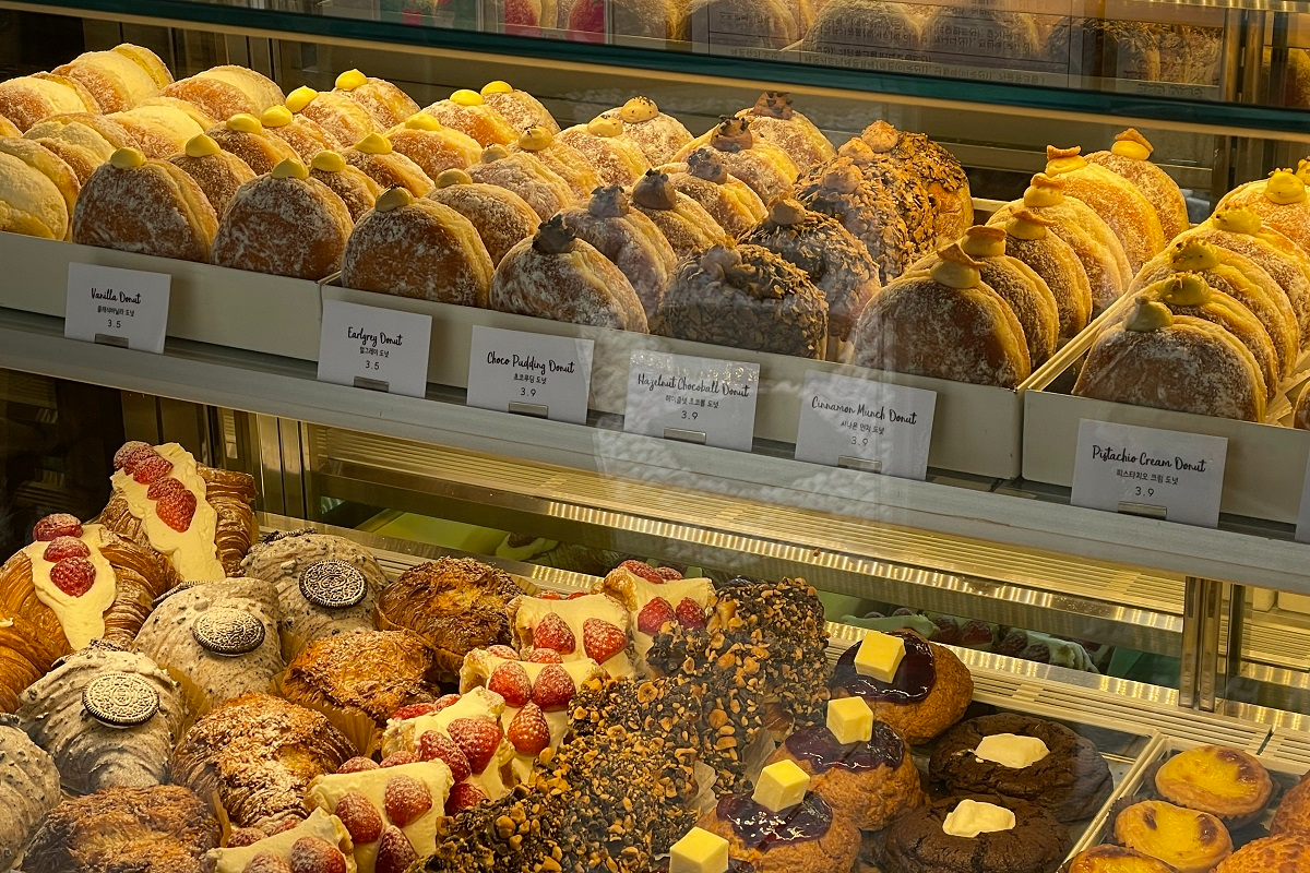 bánh mì sừng bò, bánh mì nướng tại Cafe Knotted Anguk, Hàn Quốc