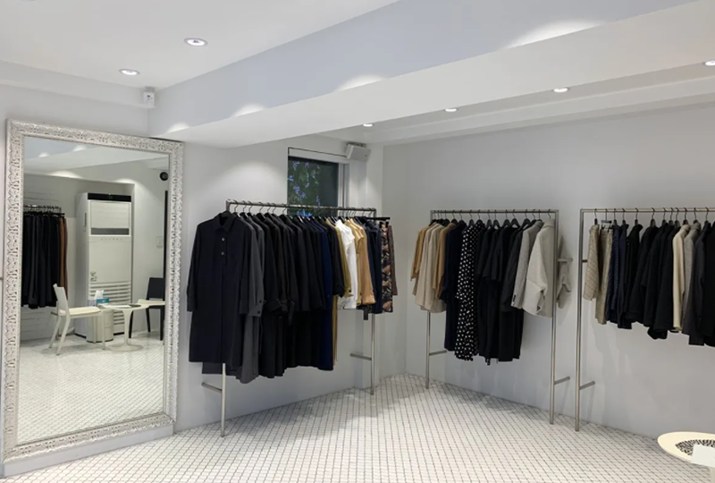 ソウルのGABO店内には、ミニマリズムを意識したシンプルながらもスタイリッシュな洋服が並べられています。明るい自然光が差し込む店内が洋服の魅力を引き出しています。