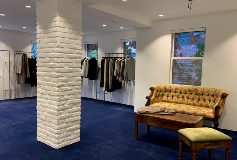 GABOの2階のエレガントなインテリアが目を惹きます。高級感あふれるソファと落ち着いた照明が、静寂なショッピング体験を提供します。