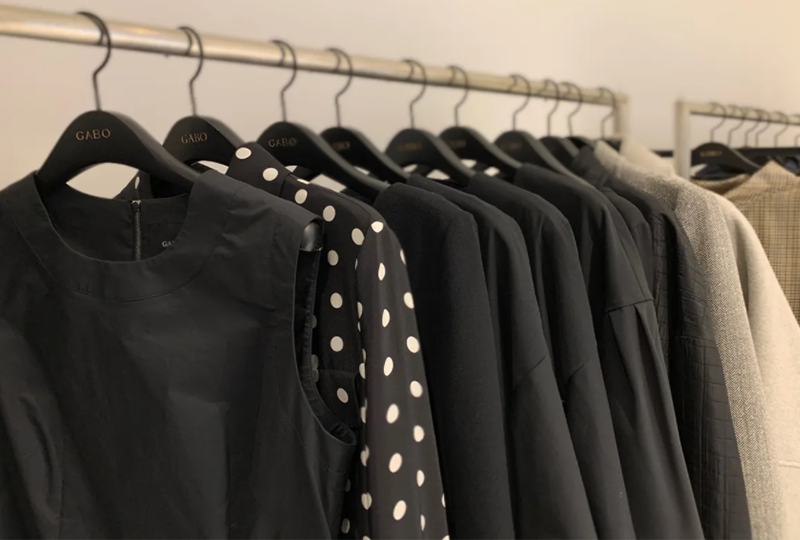 GABOの特別な衣類コレクションがずらりと並ぶラック。シンプルで洗練されたファッションアイテムが見応え十分です。職人の手仕事による一点ものが揃っています。