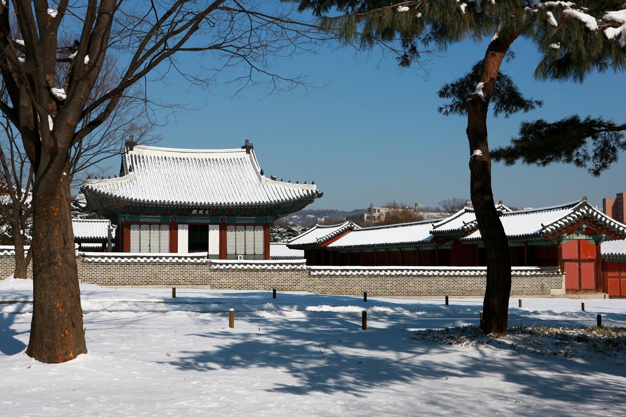 雪が積もる昌慶宮の文政殿