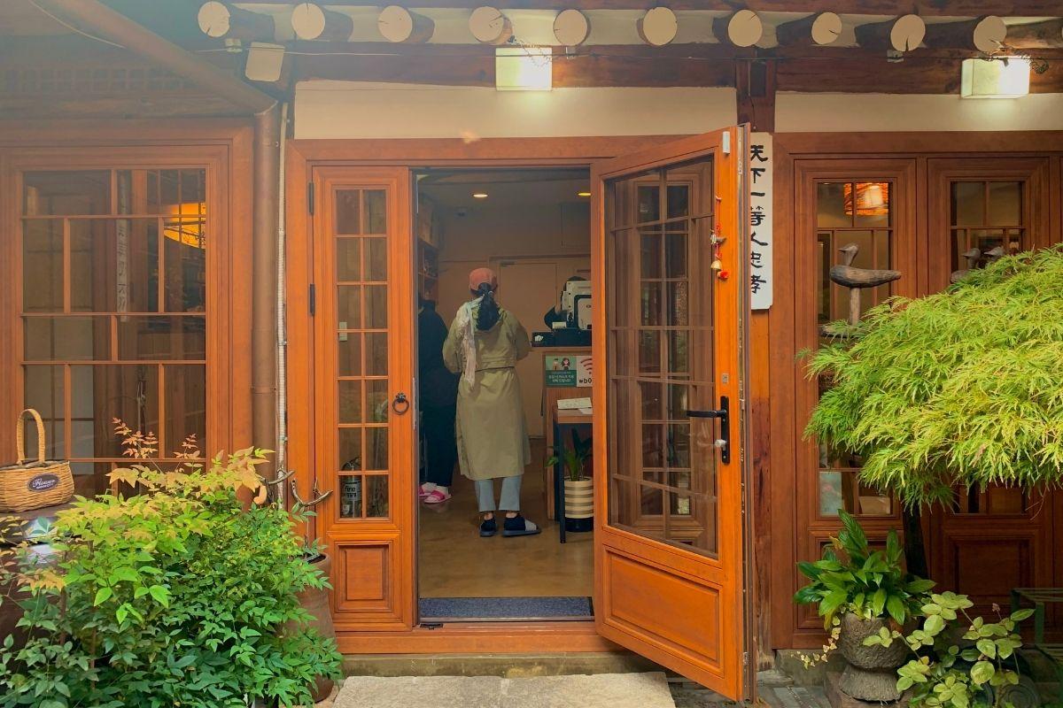 仁寺洞韩屋咖啡厅窗边景色，为拍摄带来简洁优雅的风格和朴素的光影效果。