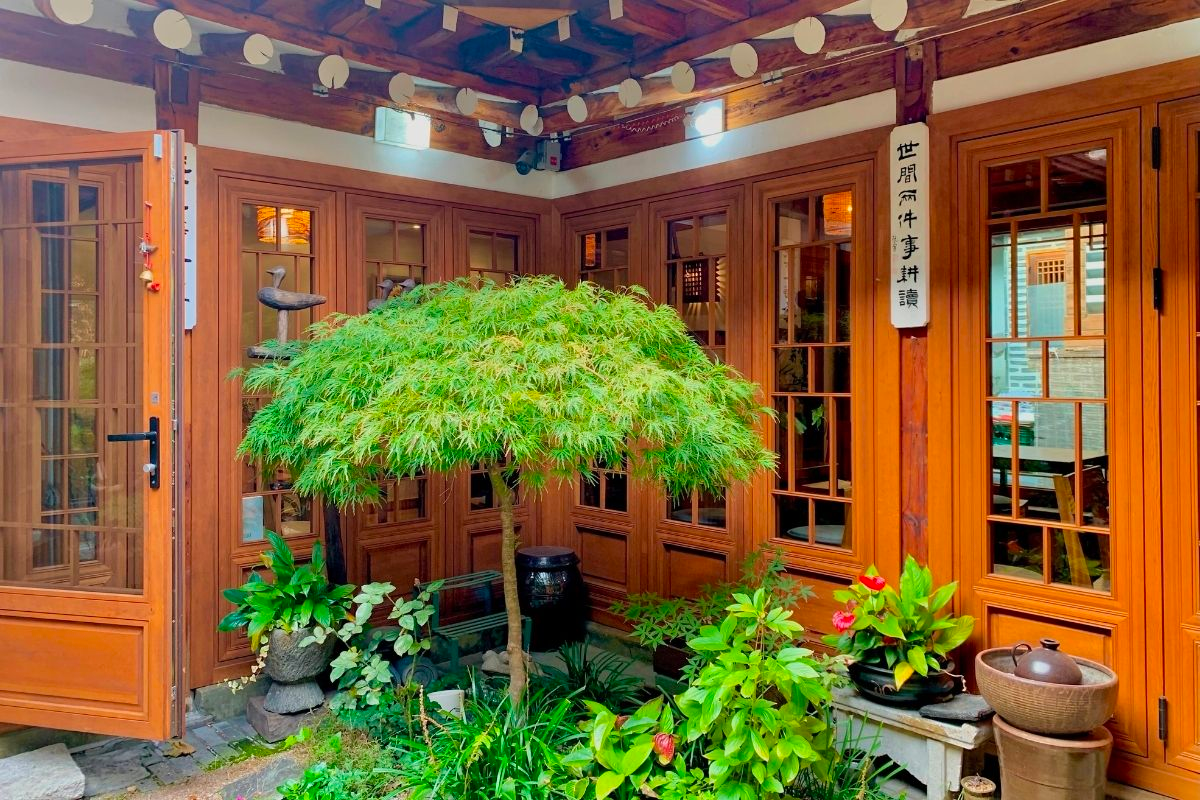 韩国仁寺洞咖啡厅内画满了舒适自然的风景和传统建筑细节。