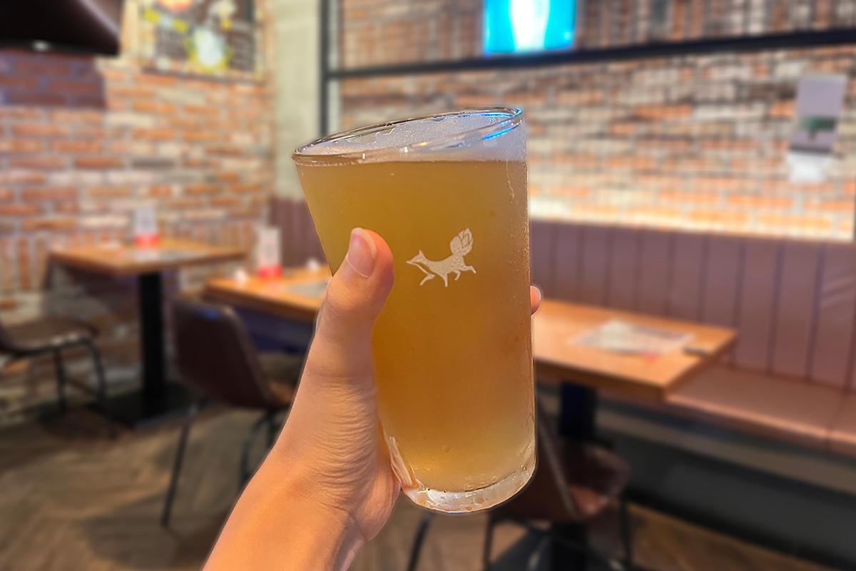 クラフトビールを持つ手、韓国ビール専門店でのゆったりした時間を象徴する1ショット - ソウル88ビール