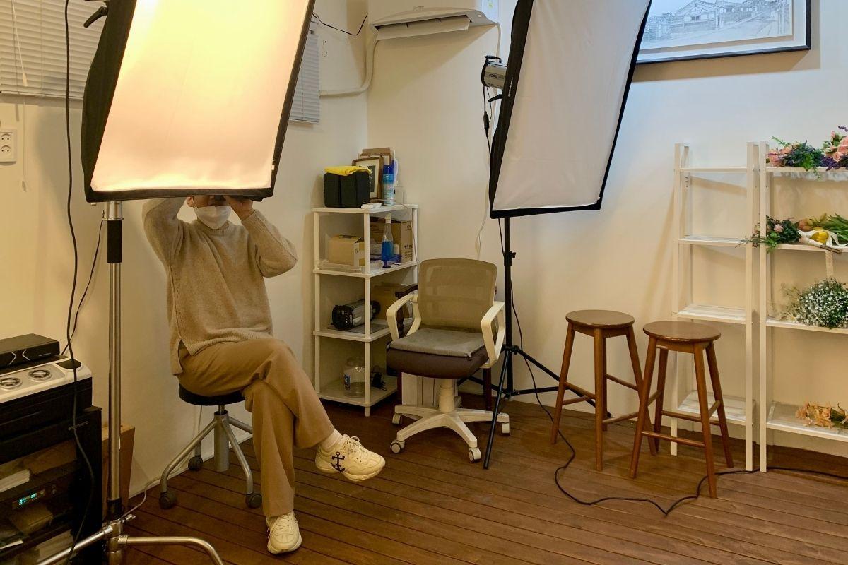 韓服を着た人物、韓国の伝統的な衣装を身につけている様子。