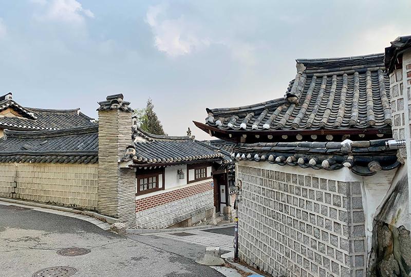 หมู่บ้านบุกชอนฮันอก (북촌한옥마을)