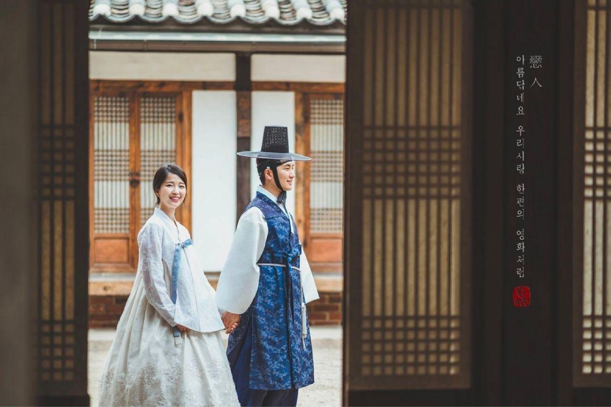 韓服を身にまとう姿、手鏡を使いながら自然なポーズを取っている様子。