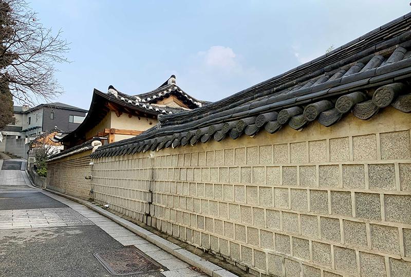 หมู่บ้านบุกชอนฮันอก (북촌한옥마을)