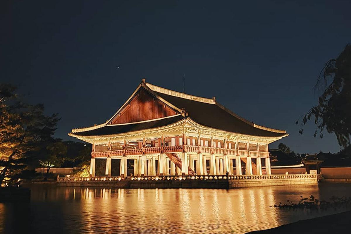 พระราขวังเคียงบกตอนกลางคืน