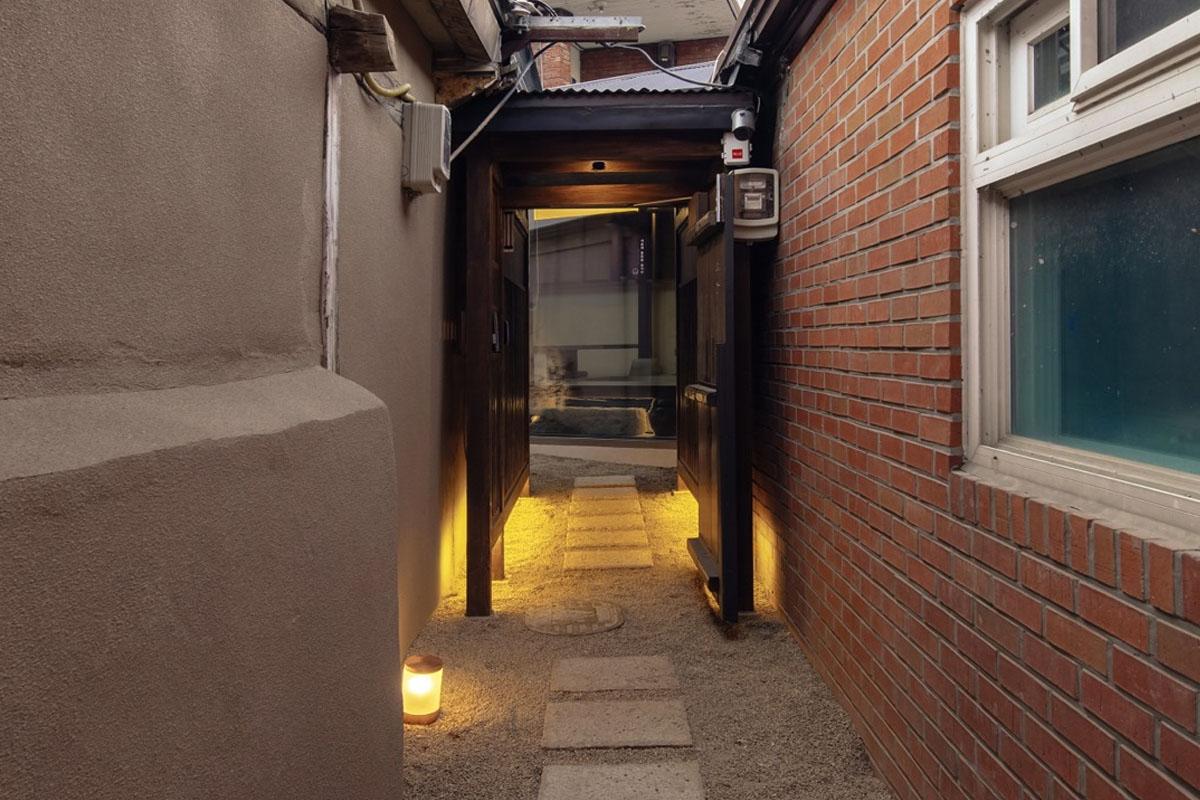 ทางเข้าที่พักสไตล์ฮันอกแท้ในตรอกเกาหลีดั้งเดิม