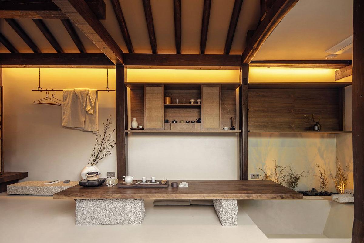 ห้องพักที่ออกแบบอย่างลงตัวในสไตล์ฮันอก พร้อมชุดน้ำชา