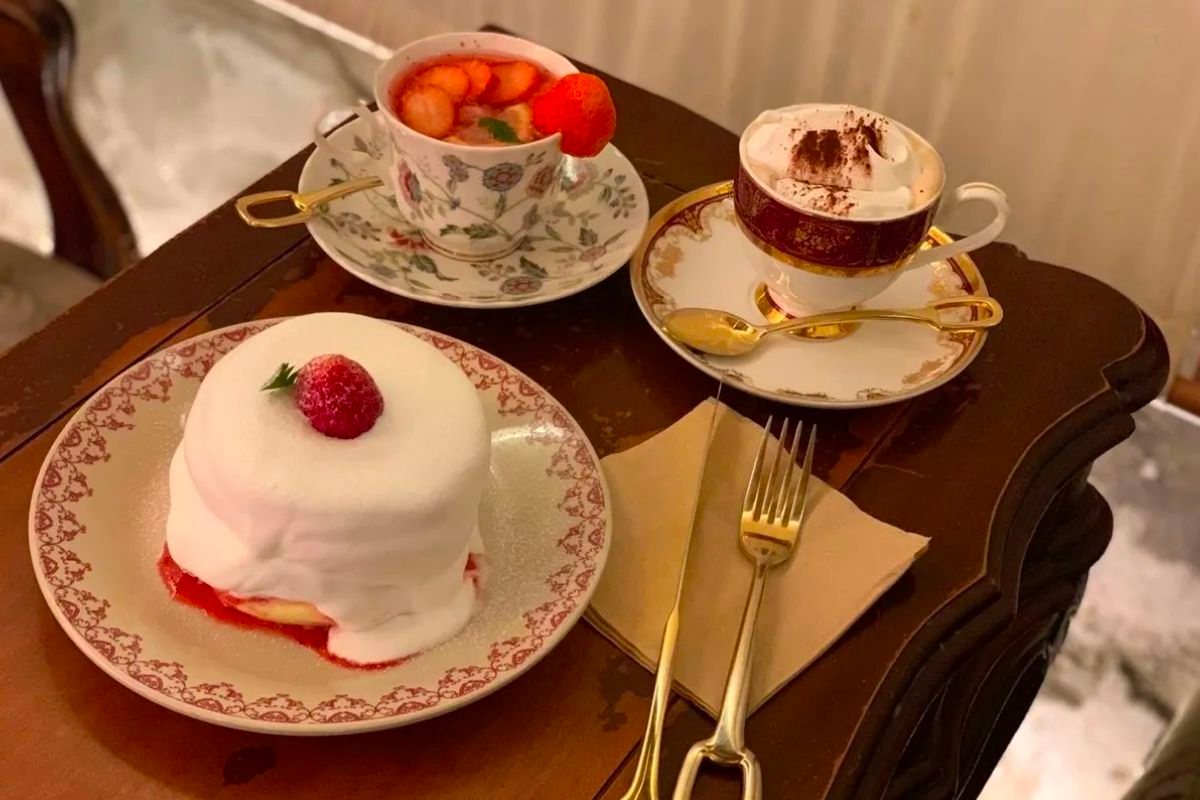 bánh souffle và đồ uống ở Dongbaek Bakery 동백양과점 cafe đẹp ở ikseondong