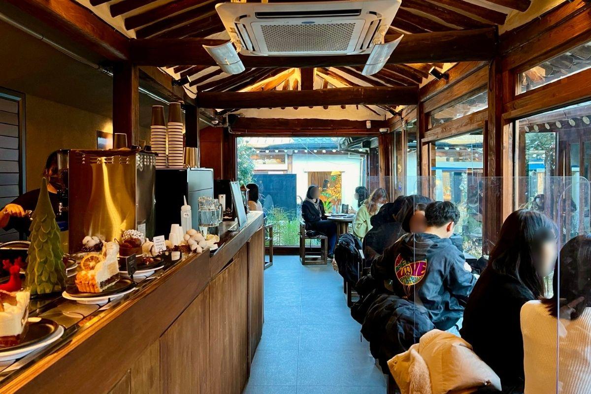 bên trong đầy thực khách ở Nak-Won  낙원역, quán cafe hanok đẹp ở ikseondong
