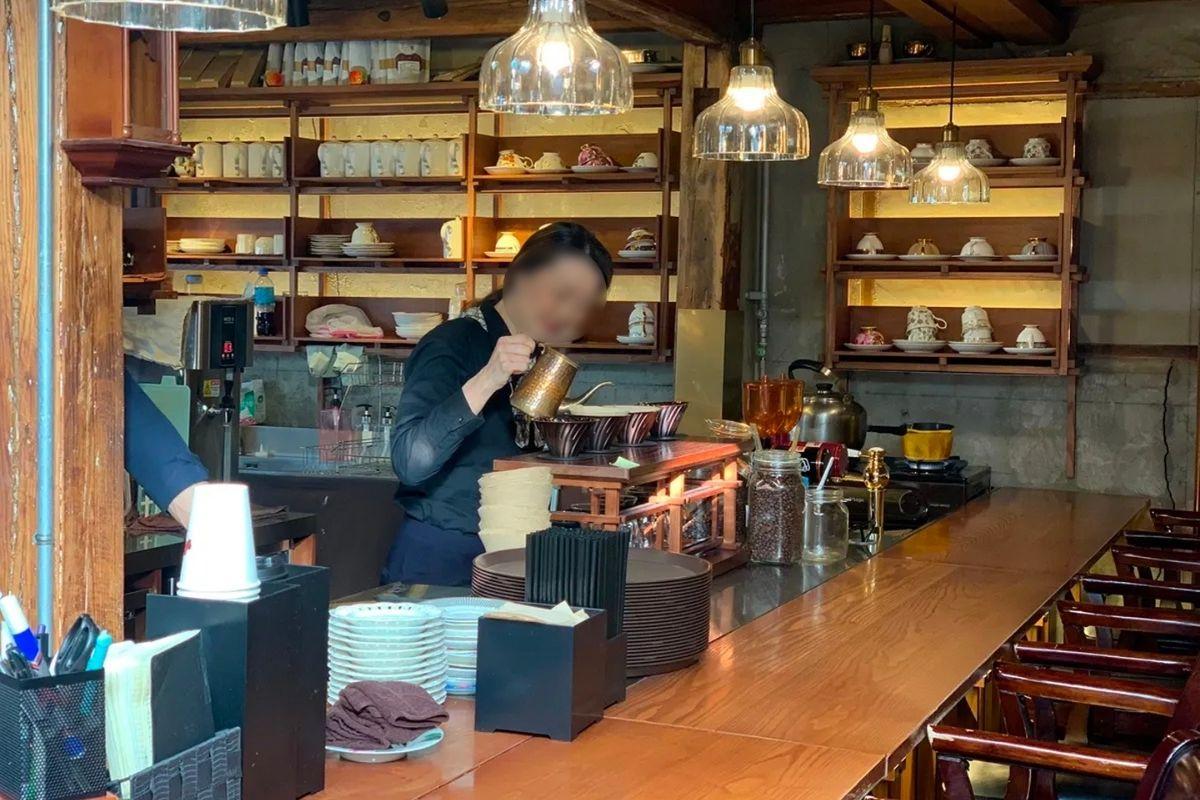 quầy pha chế ở Dongbaek Bakery 동백양과점 cafe đẹp ở ikseondong