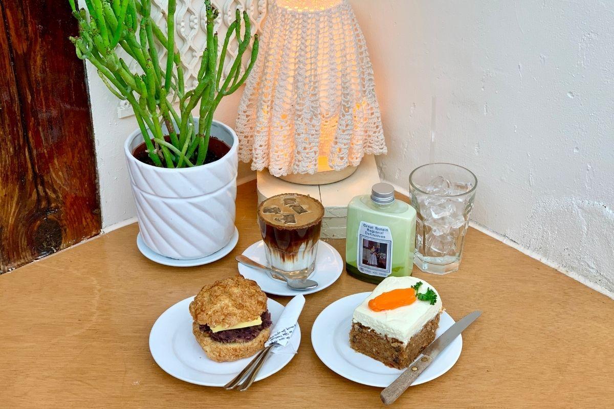 bánh và đồ uống ở Cafe Highwaist chi nhánh Ikseondong 카페하이웨스트 익선점, cafe đẹp ở ikseondong