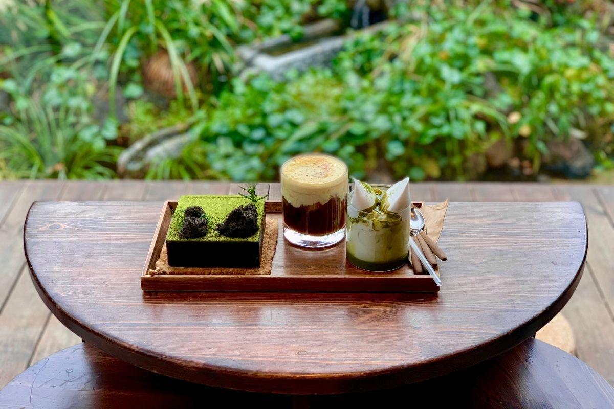đồ uống và bánh trà xanh ở quán cafe Cheongsudang 청수당, cafe đẹp ở ikseondong