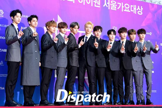 WANNA ONE、韓国で開催されたレッドカーペットイベントで、フォーマルなスーツを身にまとい、ポーズを取るメンバーたち。Dispatch著作権の写真。