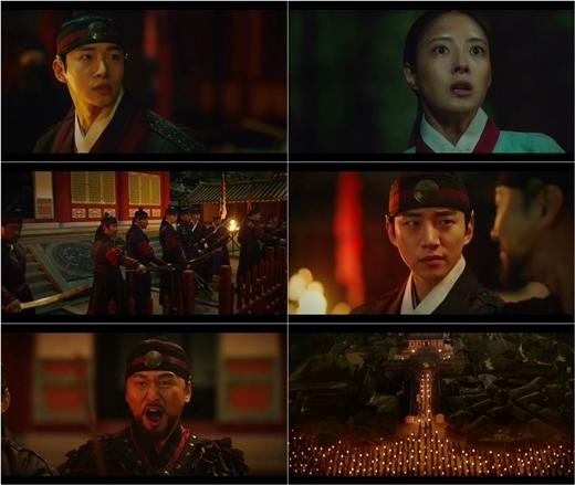 『袖先赤いクットン』の劇中シーンで、夜間に行われるシリアスな会議の様子を描いたカット。