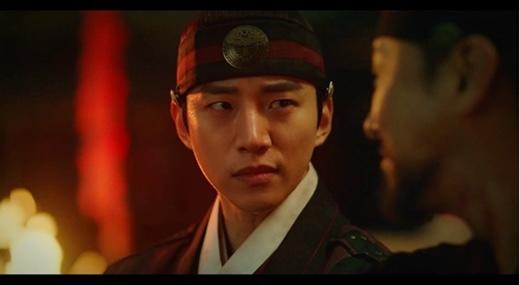 韓国の歴史ドラマ『袖先赤いクットン』のスチールショットで、伝統的な韓服を着た登場人物が集会に参加している。