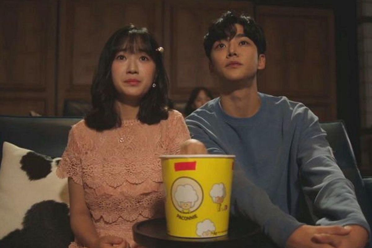 บรรยากาศการดูหนังยามดึกพร้อมถังป๊อปคอร์น