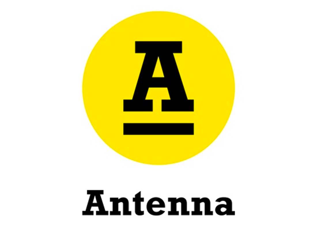 โลโก้บริษัท Antenna สีเหลืองเป็นรูปตัว A แสดงถึงค่ายบันเทิงต้นสังกัดของยูแจซอก พร้อมข่าวสารอัพเดตเกี่ยวกับโควิด 19 ของพิธีกรชื่อดังเกาหลี