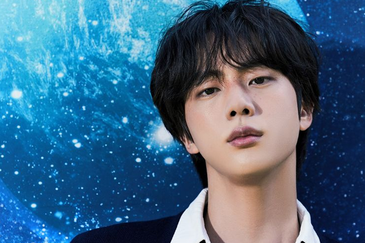 BTS Jin 睡著的男士, 穿著深色上衣, 手錶顯示著時間的手勢, 令人感到温馨的肖像圖