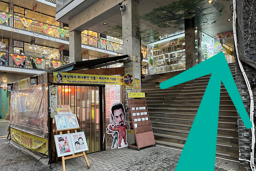 서울 인사동의 人人商場 건물 앞에 있는 캐리커처 가게와 건물 내부로 올라가는 계단