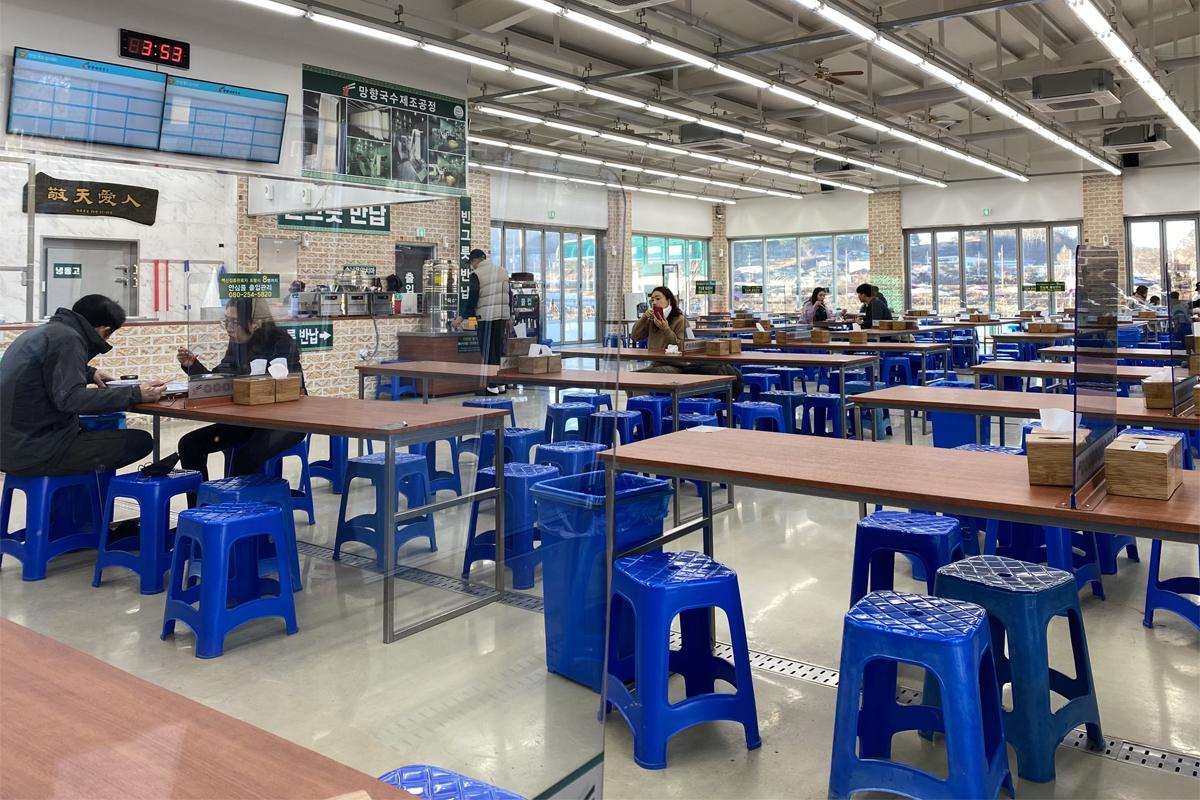 Yeoncheon Tour: Manghyang Spicy Noodles interior seating