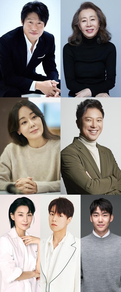 4人の俳優のポートレート写真が2列に並んでおり、彼らは映画「ドッグデイズ」に出演するキャストメンバーです。画像は俳優たちの装いとスタイルを示していますが、顔はぼかされており確認できません。