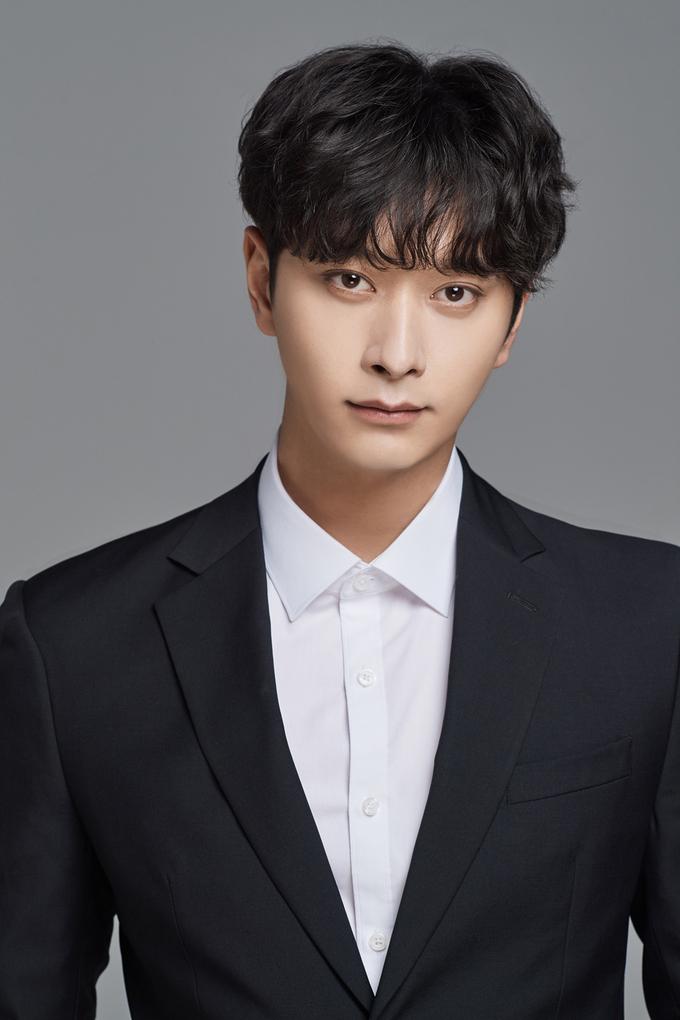 スーツを着た男性が自筆の手紙を持っている2PMのチャンソン、2023年12月のニュースで結婚と妊娠を発表