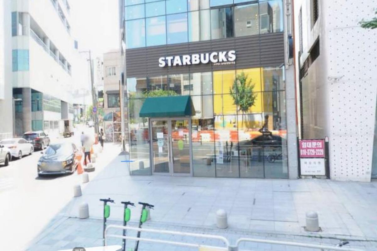 Hongik University Station exit 8 in front of Starbucks.