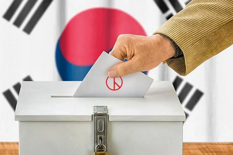 插圖中顯示一隻手將投票紙投入白色投票箱，背景有韓國國旗，象徵現代韓國的投票制度。