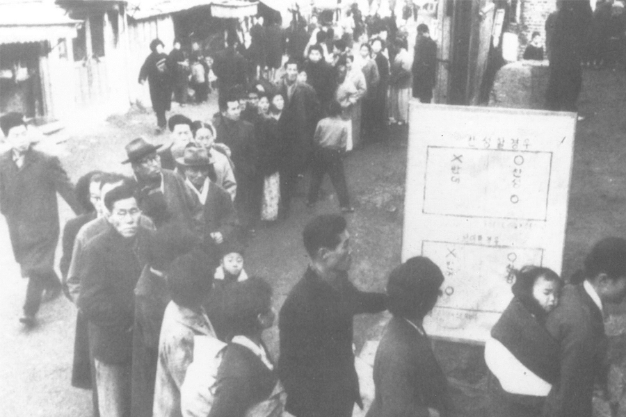 在韓國某次公投中，民眾排隊投票的場景，顯示了當時的投票流程。