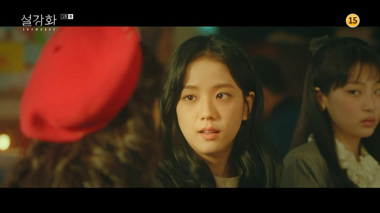 兩個女子在韓劇《雪降花》中的對話場景，一位戴著紅色貝雷帽，背景神秘且引人入勝。