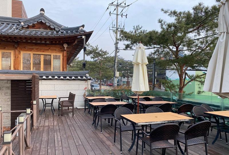 khu vực sân hiên ở Bonum 1957 Hanok Stay and Hotel Bukchon, Hàn Quốc